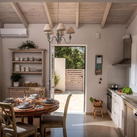 Filothei Beach House With Pool Kalamaki  Bagian luar foto