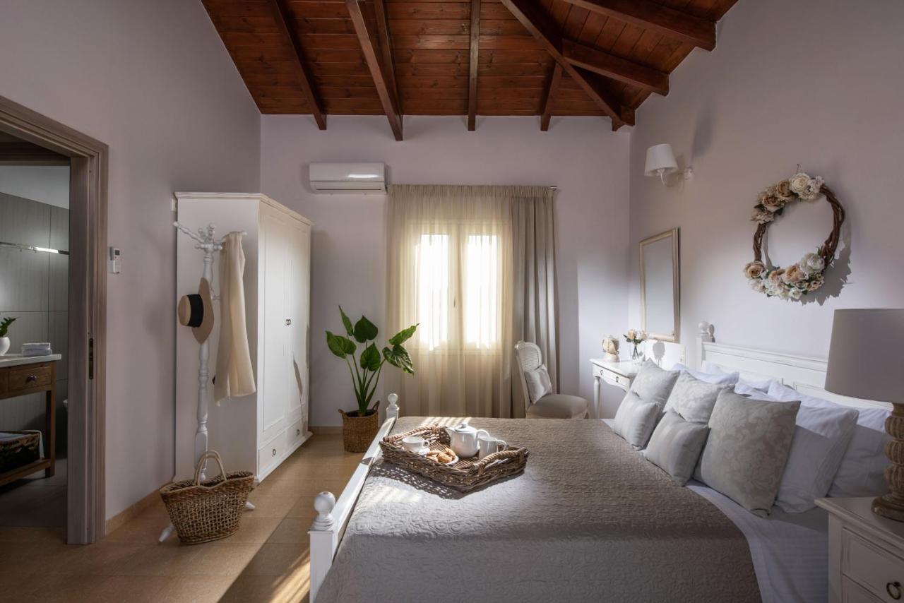 Filothei Beach House With Pool Kalamaki  Bagian luar foto